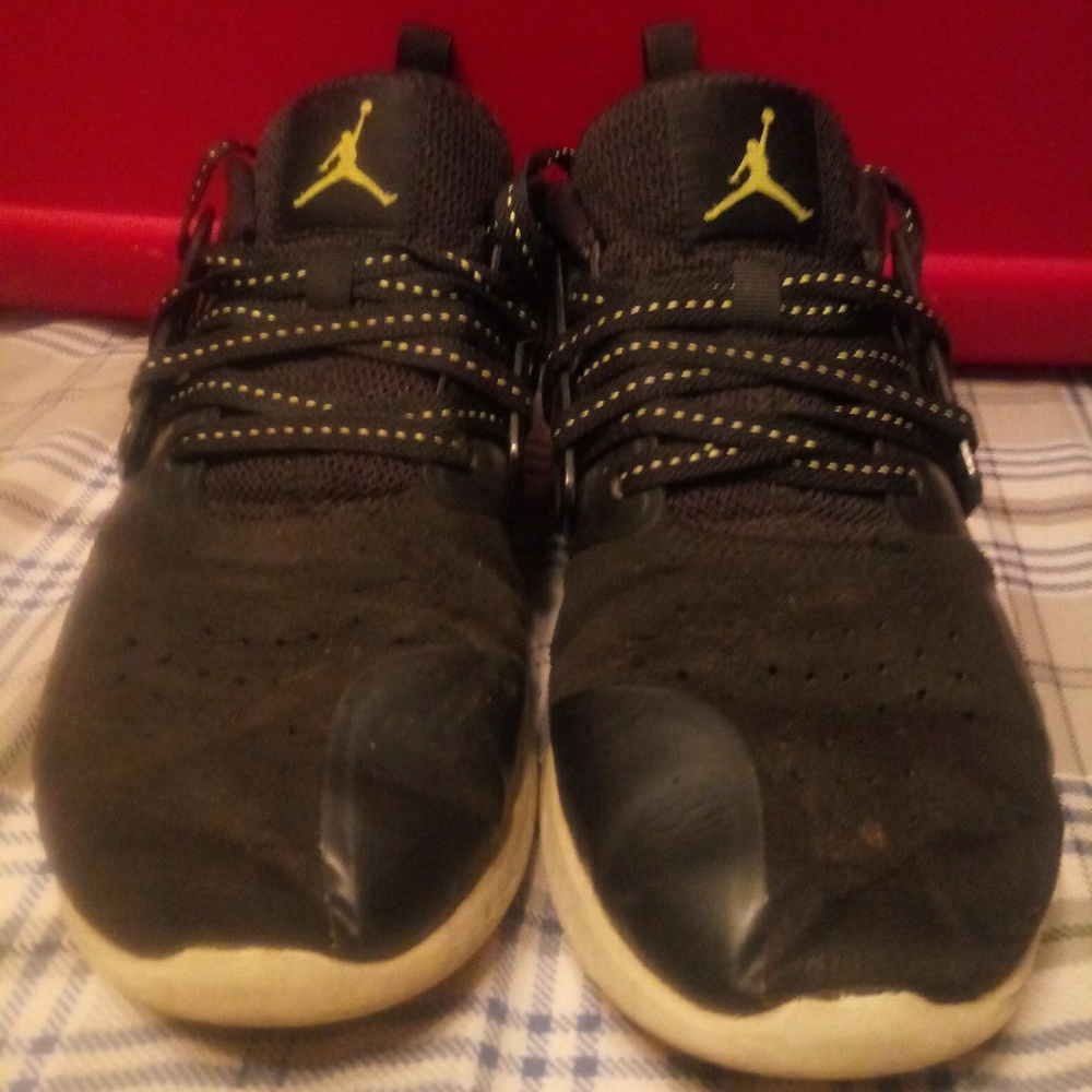 Black Jordan's size 8